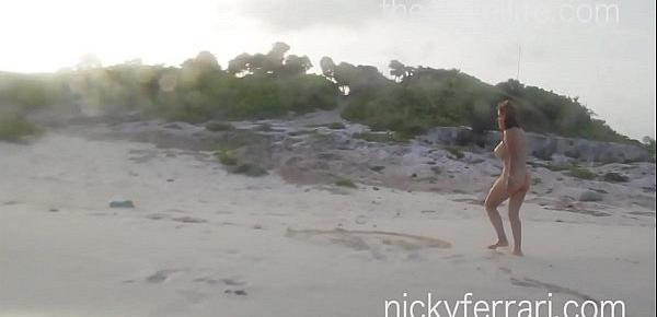  Nicky Ferrari tomando el sol desnuda en el Caribe.